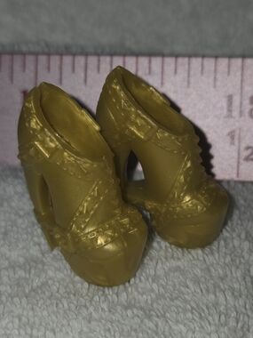 Mattel Monster High Clawdeen Ghouls Rule Yellow Doll High Heel Shoes Accessory